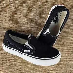 Never Worn Van Black sneakers ❤️